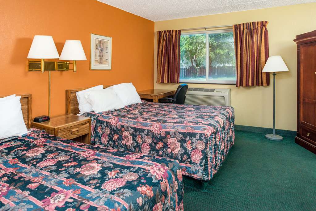 Sunset Inn & Suites Lincoln Oda fotoğraf